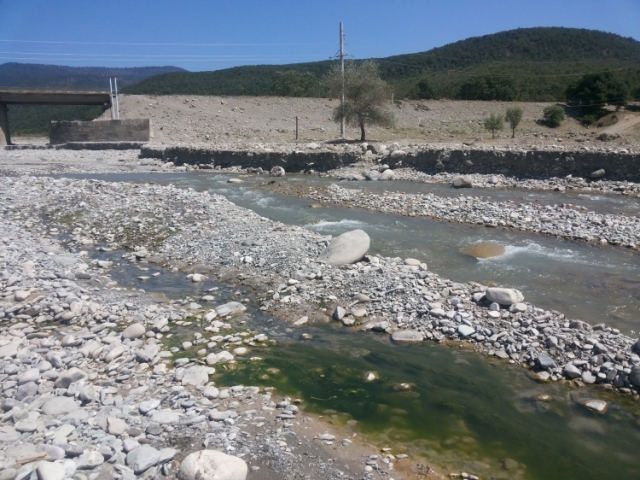 Специалисты назвали причину зеленого цвета воды в реке Гирдыманчай
